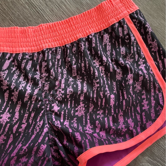 Reversible Women’s Nike Shorts Size LARGE - Picture 2 of 3